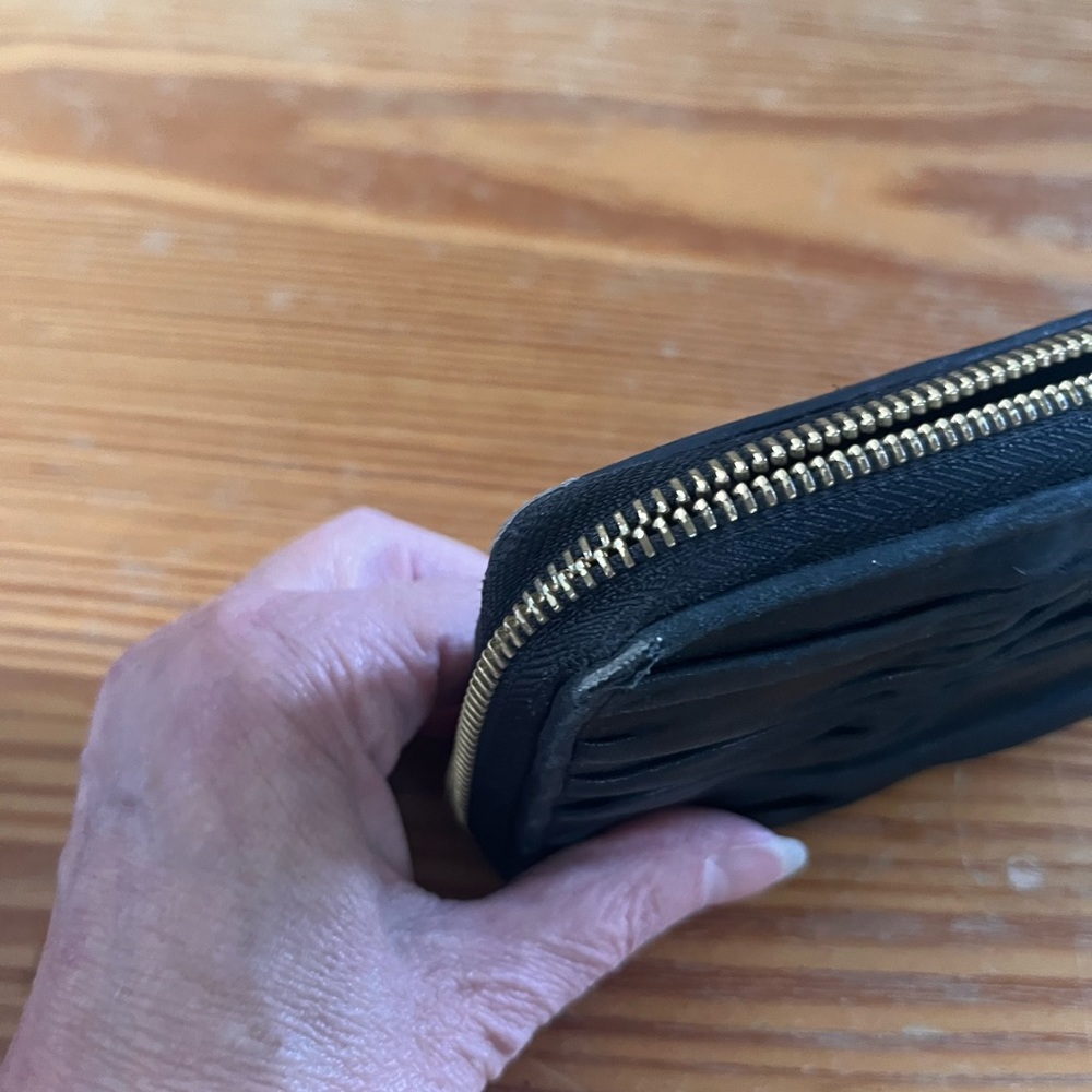Black leather Michael Kors zip around wallet - Picture 4 of 6